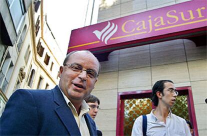 Francisco Cárdenas, de IU, ayer a la entrada de la sede de Cajasur en Córdoba.