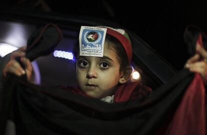 Un ni&ntilde;o palestino celebra la inclusi&oacute;n de Palestina en la ONU en Ramala.