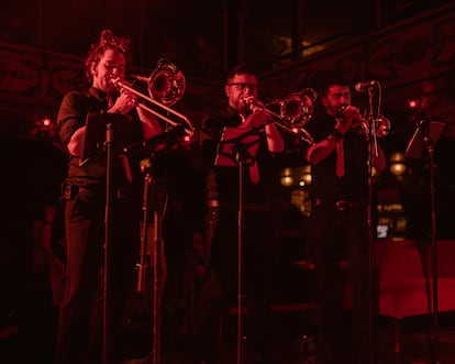 La sección de vientos de la Afro Latin Jam All Star en La Paloma de Barcelona. 