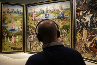 Um visitante contempla a obra 'O jardim das delícias', de Hieronymus Bosch.