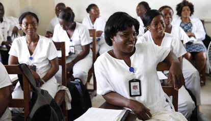 Las alumnas de una clase de enfermería escuchan una lección sobre salud mental en infancia y adolescencia en Monrovia, Liberia.