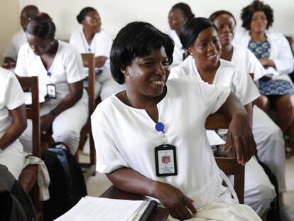 Las alumnas de una clase de enfermería escuchan una lección sobre salud mental en infancia y adolescencia en Monrovia, Liberia.