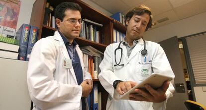 Los doctores Javier Delgado y Pablo Pérez con la aplicacion PadMed, en Córdoba. 