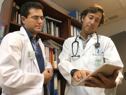 Los doctores Javier Delgado y Pablo Pérez con la aplicacion PadMed, en Córdoba. 