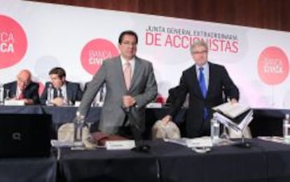 Los copresidentes de Banca C&iacute;vica, Antonio Pulido y Enrique Go&ntilde;i, al inicio de la junta general extraordinaria de accionistas de Banca C&iacute;vica. 