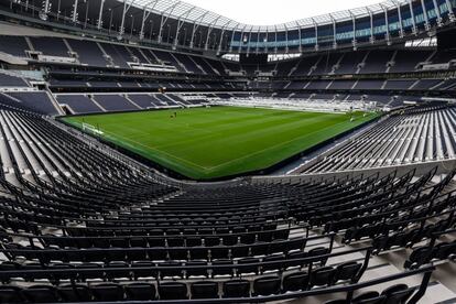 Panorámica interior del estadio londinense. El terreno de juego con hierba retráctil, con una superficie sintética por debajo que se empleará para partidos de fútbol americano (NFL), conciertos y otros actos. La liga americana de fútbol ha firmado un contrato con el club londinense para disputar dos partidos de la competición cada año durante 10 temporadas.