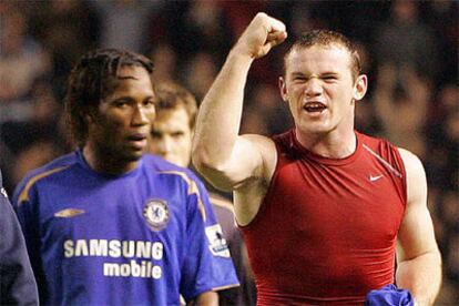 Wayne Rooney (derecha) celebra su triunfo ante la cara de desolación de Didier Drogba.