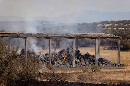 Instalaciones afectadas por el incendio en Cabanabona, este miércoles.