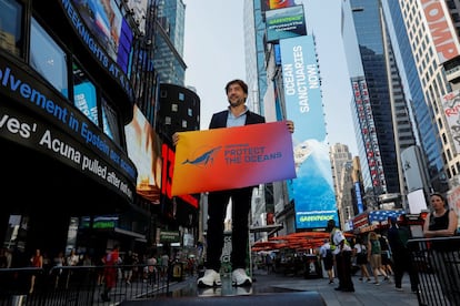 El actor Javier Bardem posa en Times Square para abogar por un tratado mundial sobre los océanos antes de participar en una conferencia de las Naciones Unidas sobre la conservación de los océanos en Nueva York, EEUU.