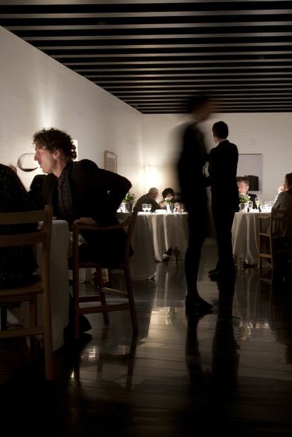 Comedor del restaurante Atrio, en Cáceres, en cuya bodega se expone una colección de Château d'Yquem muy especial.