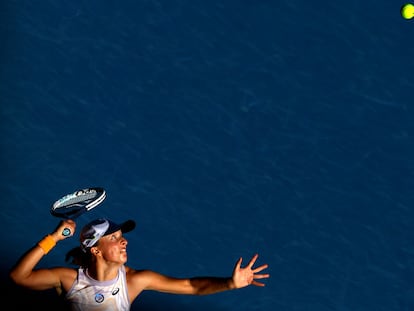 Swiatek sirve durante el partido contra Bucsa en la Margaret Court.