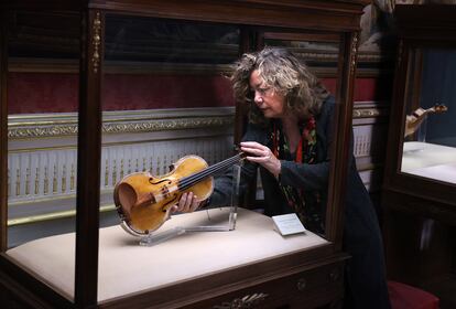 La conservadora y jefa de traslados de Patrimonio Nacional, Sonsoles Castillo, con uno de los violines del Cuarteto Palatino.