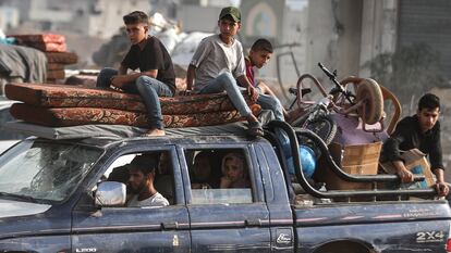 Varias personas huyen de Jan Yunis, en el sur de Gaza, este martes.