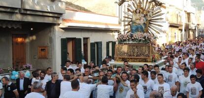 La procesión que se detuvo ante la casa de un mafioso.