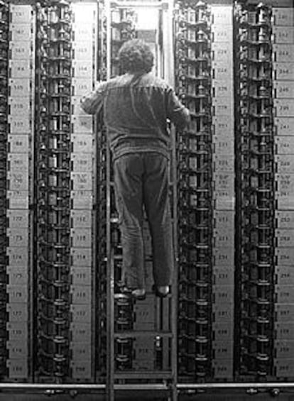 Un operario, trabajando en una central de Telefónica.