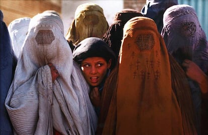 Mujeres en 1996 en Afganistán, en una imagen galardonada con el premio Beyeux de Francia.