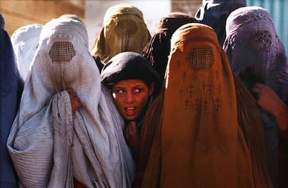 Mujeres en 1996 en Afganist&aacute;n, en una imagen galardonada con el premio Beyeux de Francia.