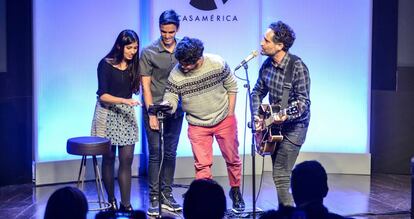 Jorge Drexler canta en una conferencia en Casa de Am&eacute;rica.