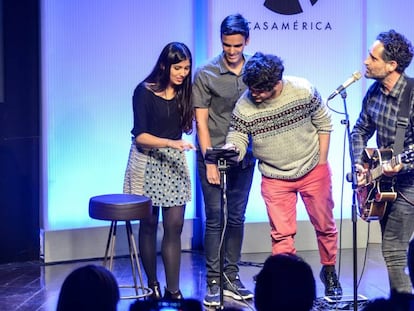 Jorge Drexler canta en una conferencia en Casa de Am&eacute;rica.