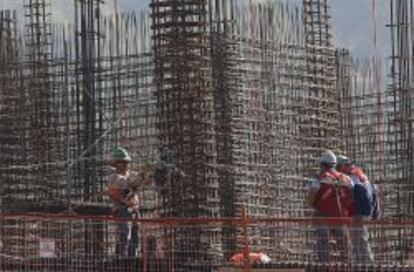 Un grupo de obreros trabaja en un edificio en construcci&oacute;n. EFE/Archivo