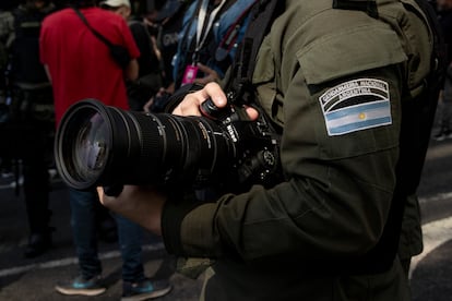 Un agente de la gendarmería porta una cámara fotográfica durante la protesta.