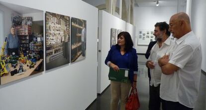 Joan Fontcuberta (en medio), durante un recorrido por la muestra.