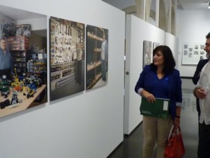 Joan Fontcuberta (en medio), durante un recorrido por la muestra.