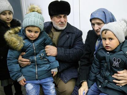 Dos menores rusos son recibidos el pasado febrero por unos familiares en el aeropuerto de Grozni (Chechenia).