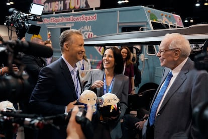 Judd Zebersky y Laura Zebersky, directivos de la empresa de juguetes Jazwares, con Warren Buffett, presidente y consejero delegado de Berkshire Hathaway, este viernes en Omaha (Nebraska).