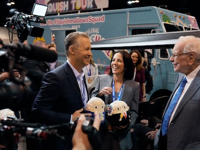 Judd Zebersky y Laura Zebersky, directivos de la empresa de juguetes Jazwares, con Warren Buffett, presidente y consejero delegado de Berkshire Hathaway, este viernes en Omaha (Nebraska).