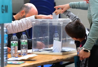 Un niño deposita un voto en una urna, este domingo en el colegio público Zabalarra de Durango, Bizkaia. 
