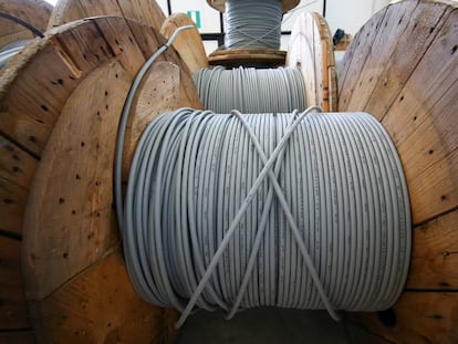 Carretes de cables de fibra &oacute;ptica de Telecom Italia, en un almac&eacute;n de Perugia.