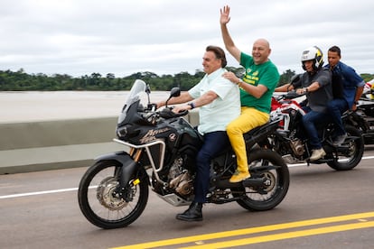 O presidente Jair Bolsonaro e o empresário Luciano Hang durante inauguração de uma ponte sobre o Rio Madeira, em Porto Velho, Rondônia, no dia 7 de maio de 2021.