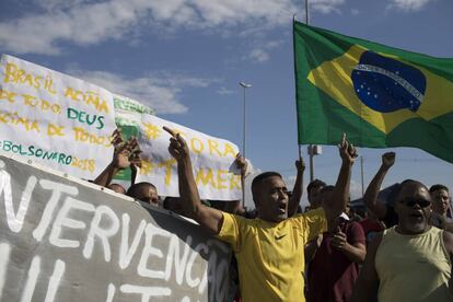 Manifestantes em Duque de Caxias (RJ), na segunda-feira.