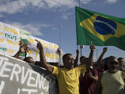 Manifestantes em Duque de Caxias (RJ), na segunda-feira.