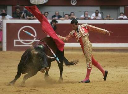 Manzanares, en su segundo toro de la tarde ayer en San Sebastián.