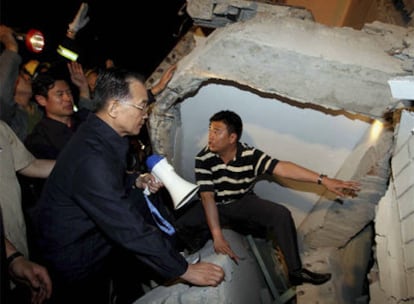 El primer ministro, Wen Jiabao, con un megáfono para hablar a los atrapados bajo los escombros de un hospital en Dujiangyan.