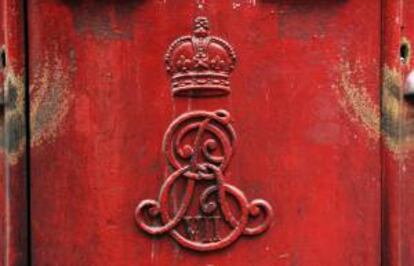 Vista del logotipo del servicio Royal Mail, en un buzón de correos de Londres (Reino Unido). EFE/Archivo