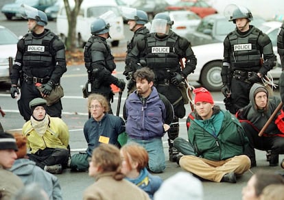Manifestantes antiglobalización detenidos el 1 de diciembre en Seattle.