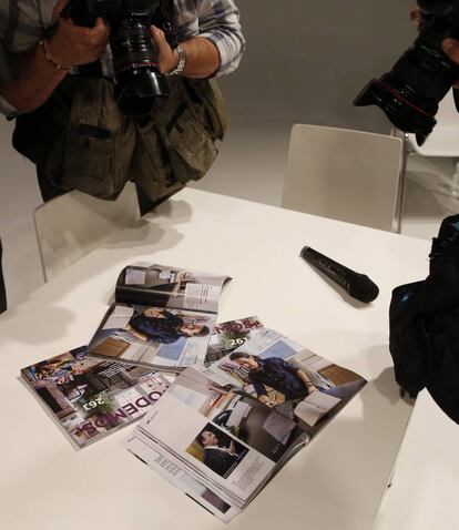 Informadores gráficos fotografían la oferta electoral con la que Podemos concurre a los comicios del 26 de junio.