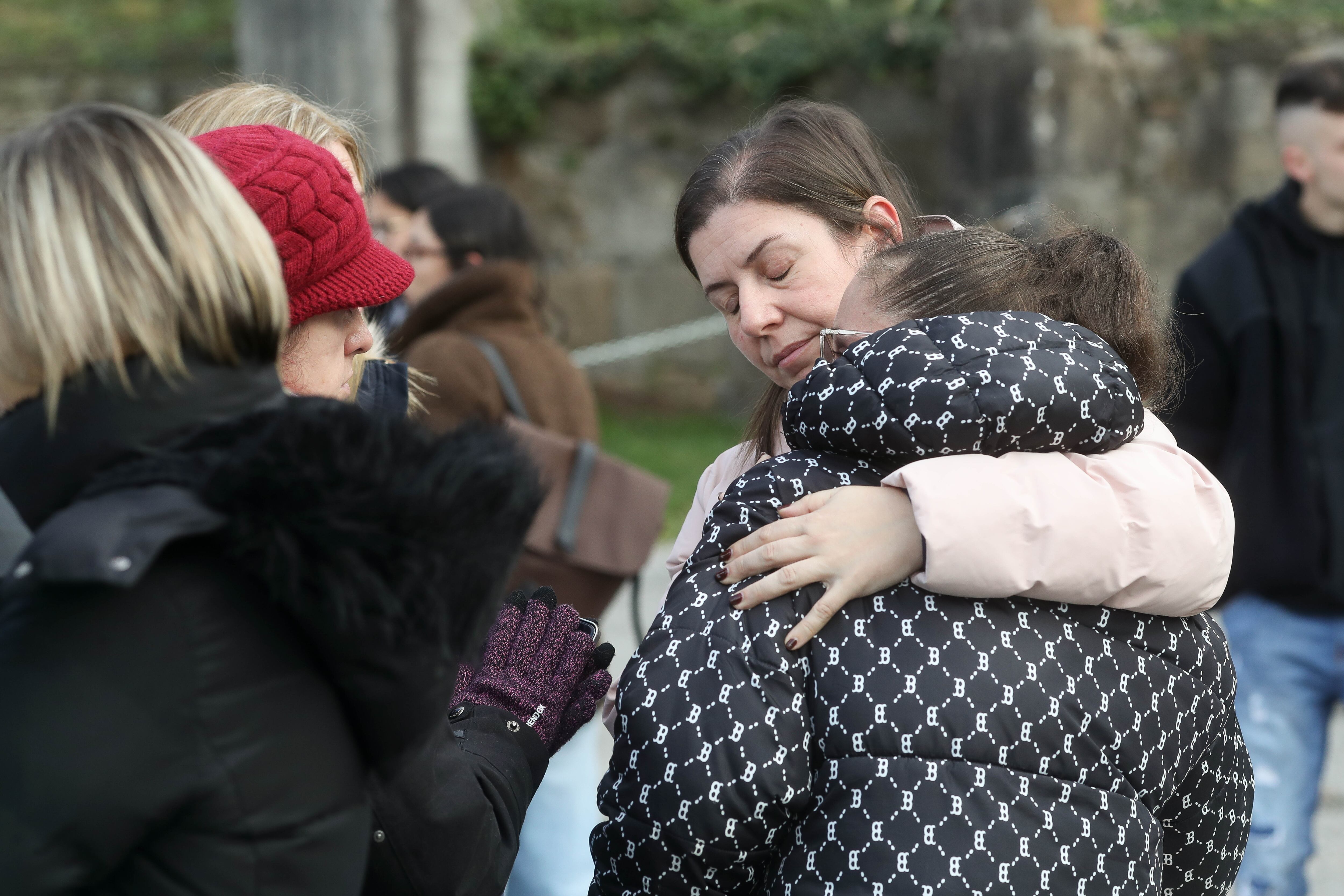 Trabajadores de  Sargadelos se abrazan tras conocer que la empresa ha presentado un ERTE de 15 días que afecta a 86 empleados de la factoría de Lugo, en el municipio de Cervo.