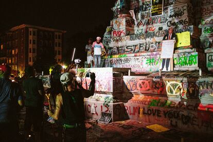 Protestas en la estatua del general Robert E. Lee en Richmond, Virginia, esta semana.