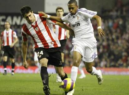 Robinho conduce el balón hostigado por Ustaritz.