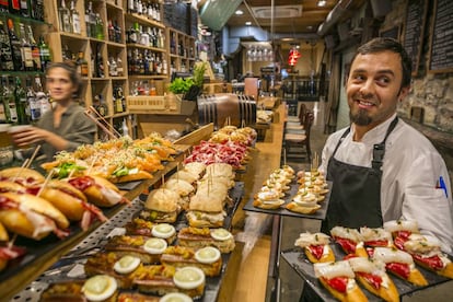 Barra de &#039;pintxos&#039; del Sirimiri Bar, en San Sebasti&aacute;n.