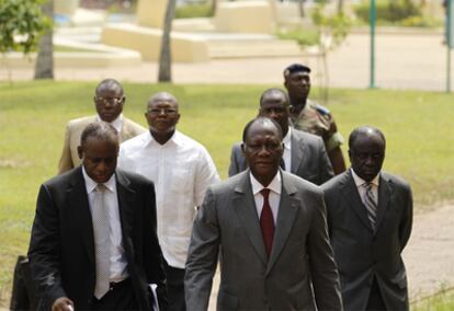 Alassane Ouattara, líder electo de Costa de Marfil, con sus asesores, el pasado enero.