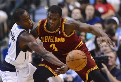 A la derecha, Walters, de los Cavaliers, pierde el balón ante Beaubois, de los Mavericks.