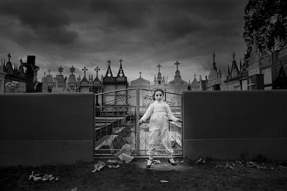 'El alma dormida', fotografía tomada durante la romería de Nuestra Señora de los Milagros de Saavedra (Lugo), en 1981. La imagen fue la portada del libro 'España oculta'.