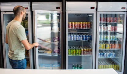 Un empleado en Madrid de la 'startup' alemana Celonis abre uno de los frigoríficos con comidas y bebidas gratuitas.