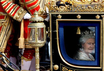 La reina Isabel II se dirige en el carruaje real, como marca la tradición, hacia el palacio de Westminster, para realizar el discurso por el que quedan inauguradas las sesiones del nuevo parlamento elegido en los pasados comicios.