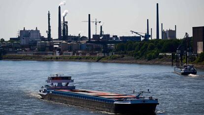 Barco cargado de contenedores en Duisburg, Alemania. 